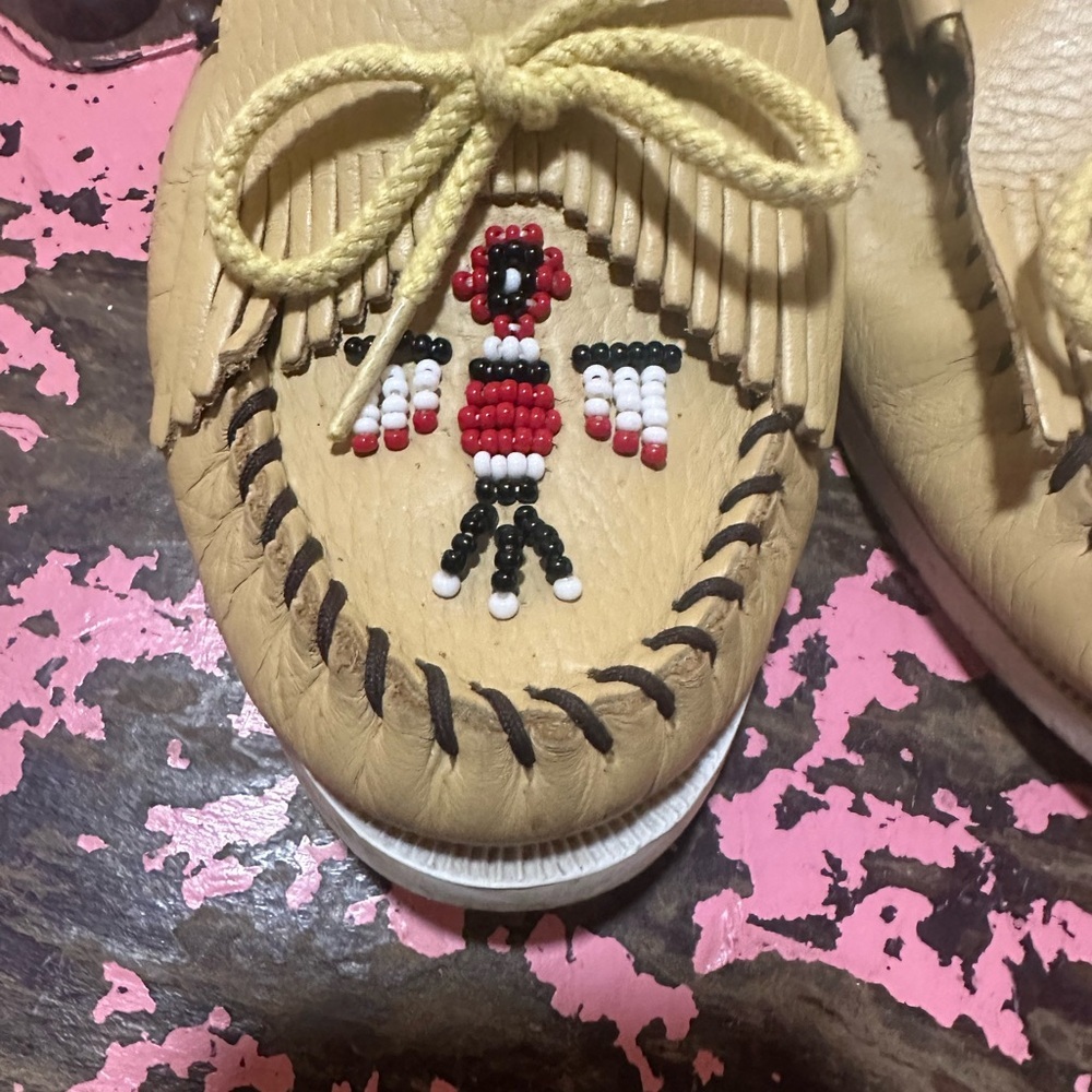 MINNETONKA Tan Leather Moccasins with Beaded Design Sz 9.5 - worn once - Picture 2 of 6